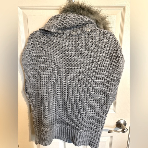 Jennifer Lopez Knit Sweater w Detachable Faux Fur scarf/hood, Gray, Sz Large - Picture 2 of 4